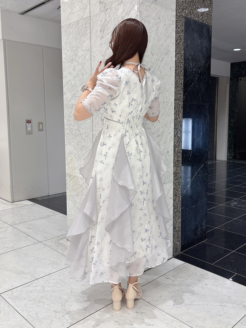 ホワイト系のサンダル、ホワイト系のワンピース、ベージュ系のトレンチコートを着用したレディースの春コーディネートの4枚目の写真