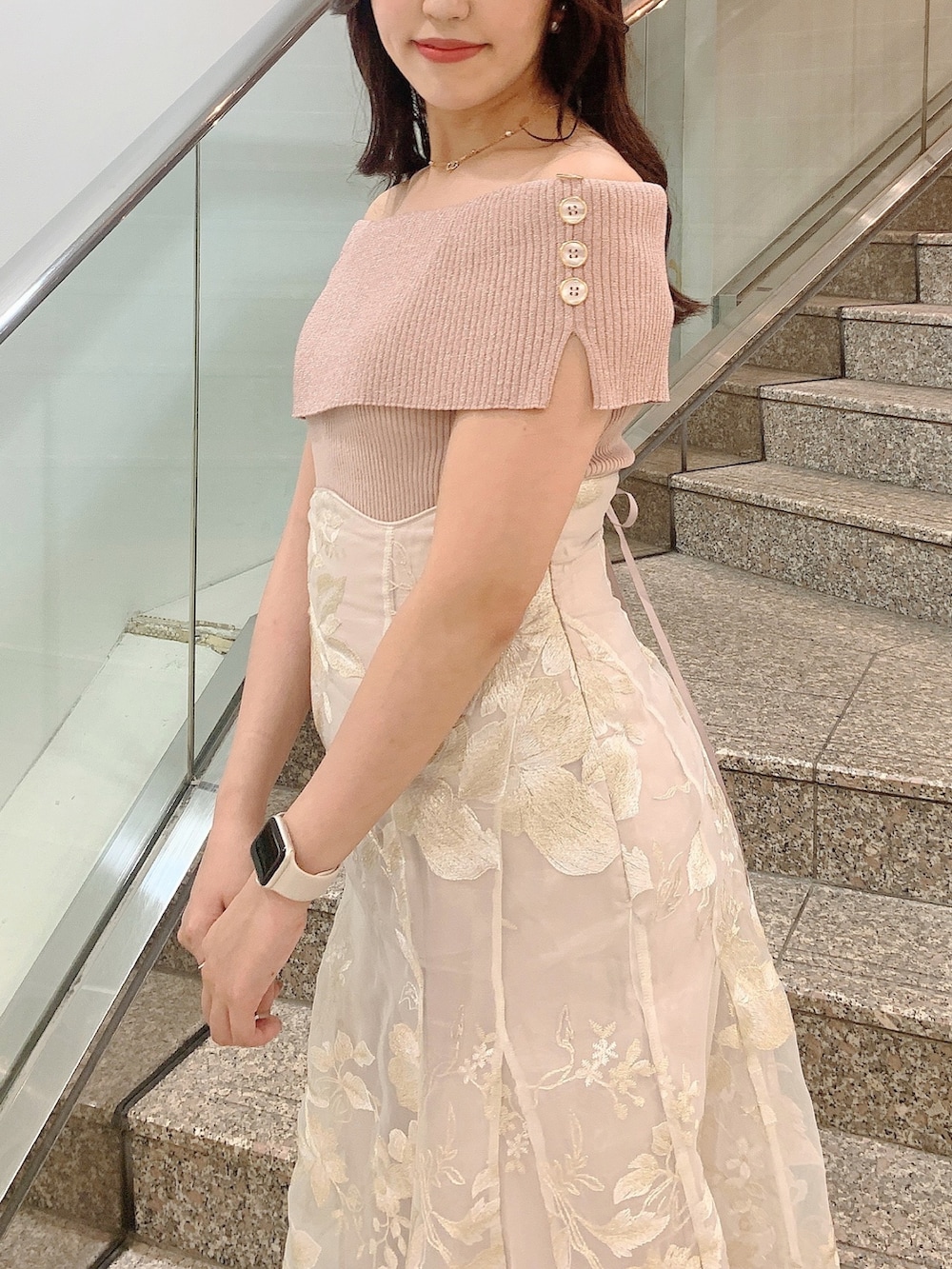 ベージュ系のスカート、ピンク系のニット/セーター、シルバー系のパンプスを着用したレディースの夏コーディネートの6枚目の写真