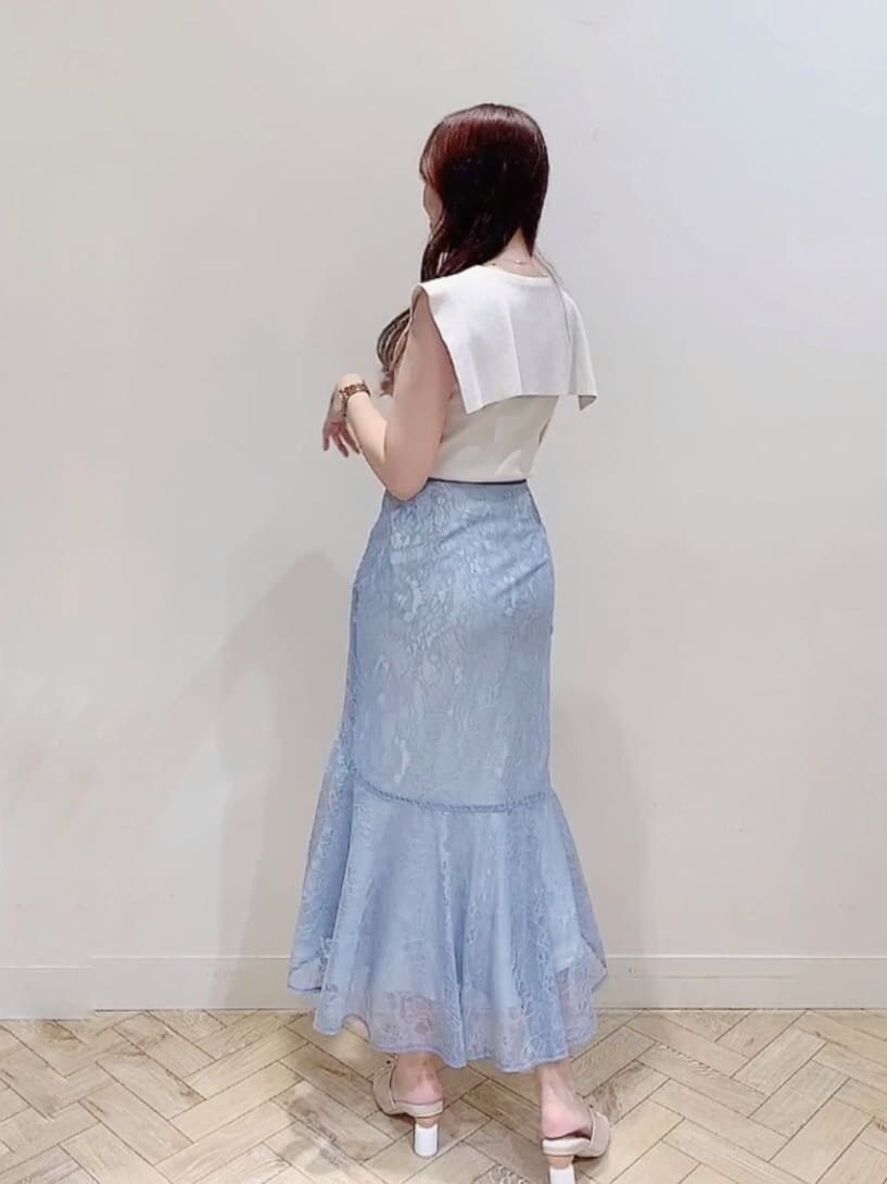 ブルー系のスカート、ホワイト系のニット/セーター、ベージュ系のサンダルを着用したレディースの夏コーディネートの5枚目の写真