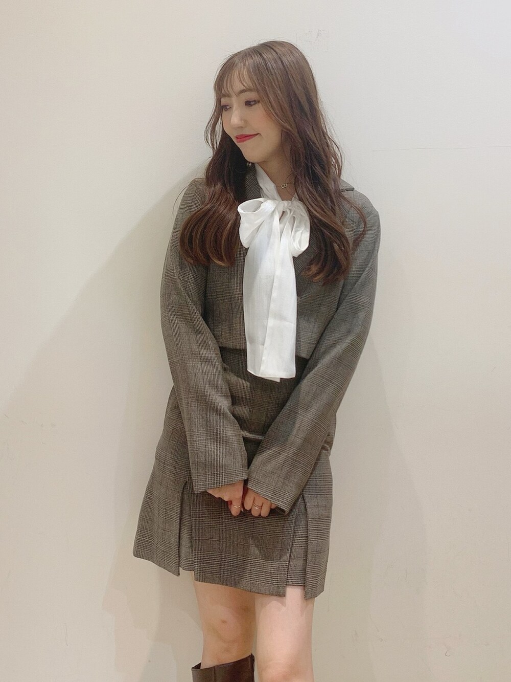 ホワイト系のシャツ/ブラウス、ブラウン系のブーツ、ブラウン系のテーラードジャケットを着用したレディースの夏コーディネートの7枚目の写真