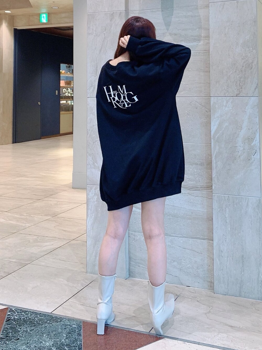 ブラック系のTシャツ/カットソー、ホワイト系のブーツを着用したレディースの冬コーディネートの5枚目の写真