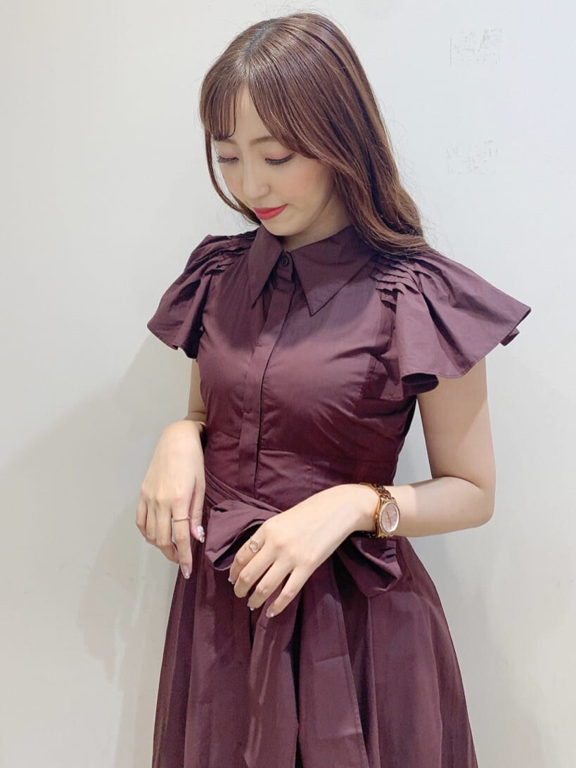 ブラウン系のワンピースを着用したレディースの夏コーディネートの9枚目の写真