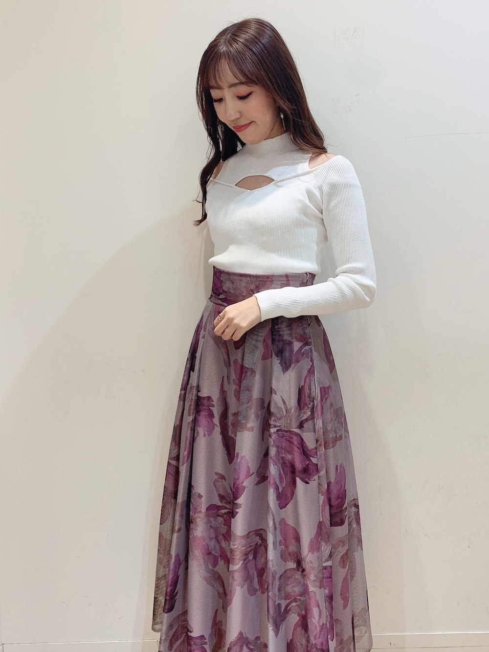 ブラウン系のスカート、ホワイト系のニット/セーター、ホワイト系のハンドバッグを着用したレディースの冬コーディネートの7枚目の写真