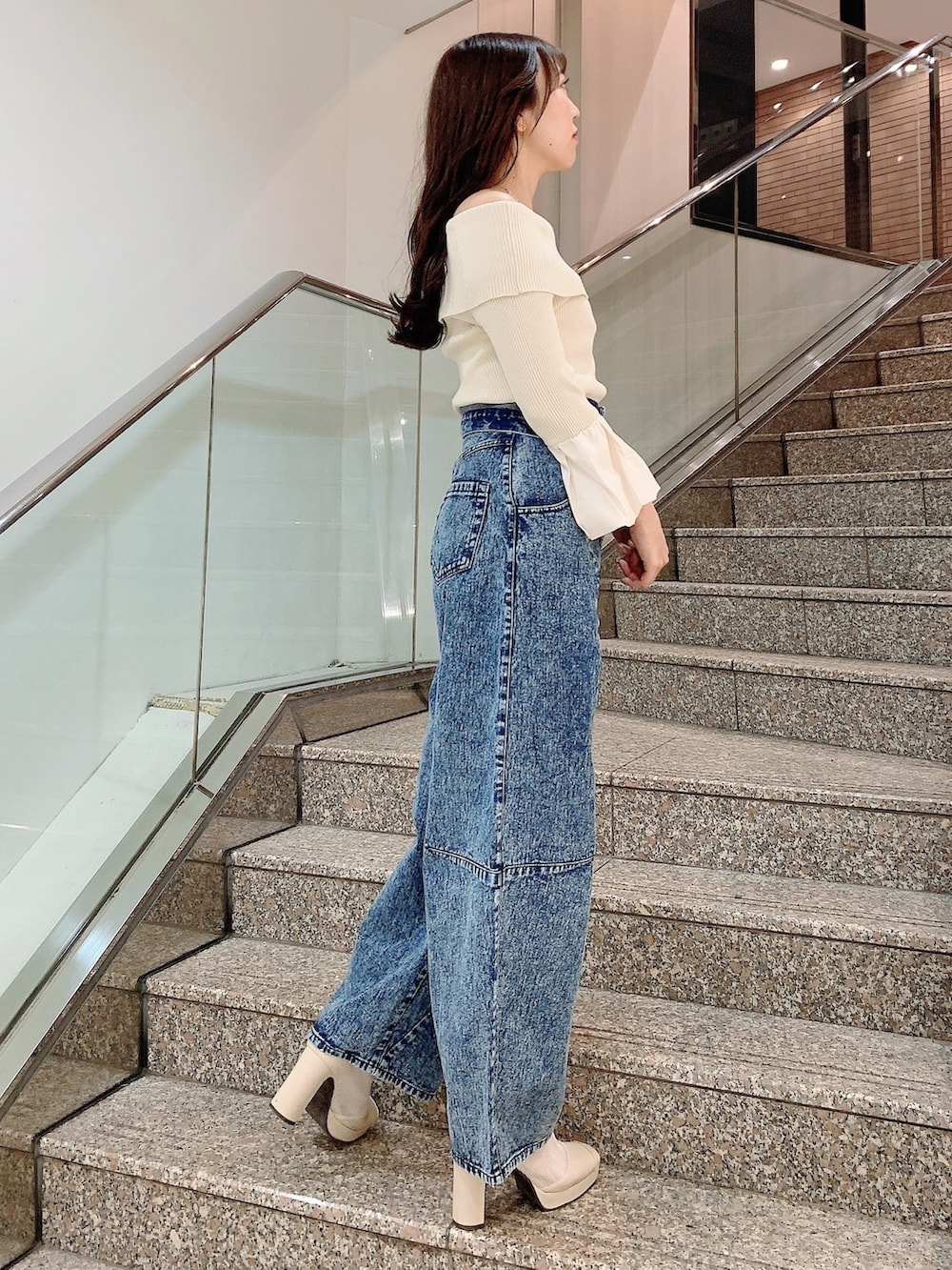 ホワイト系のニット/セーター、その他のデニムパンツ、ホワイト系のブーツを着用したレディースの冬コーディネートの5枚目の写真