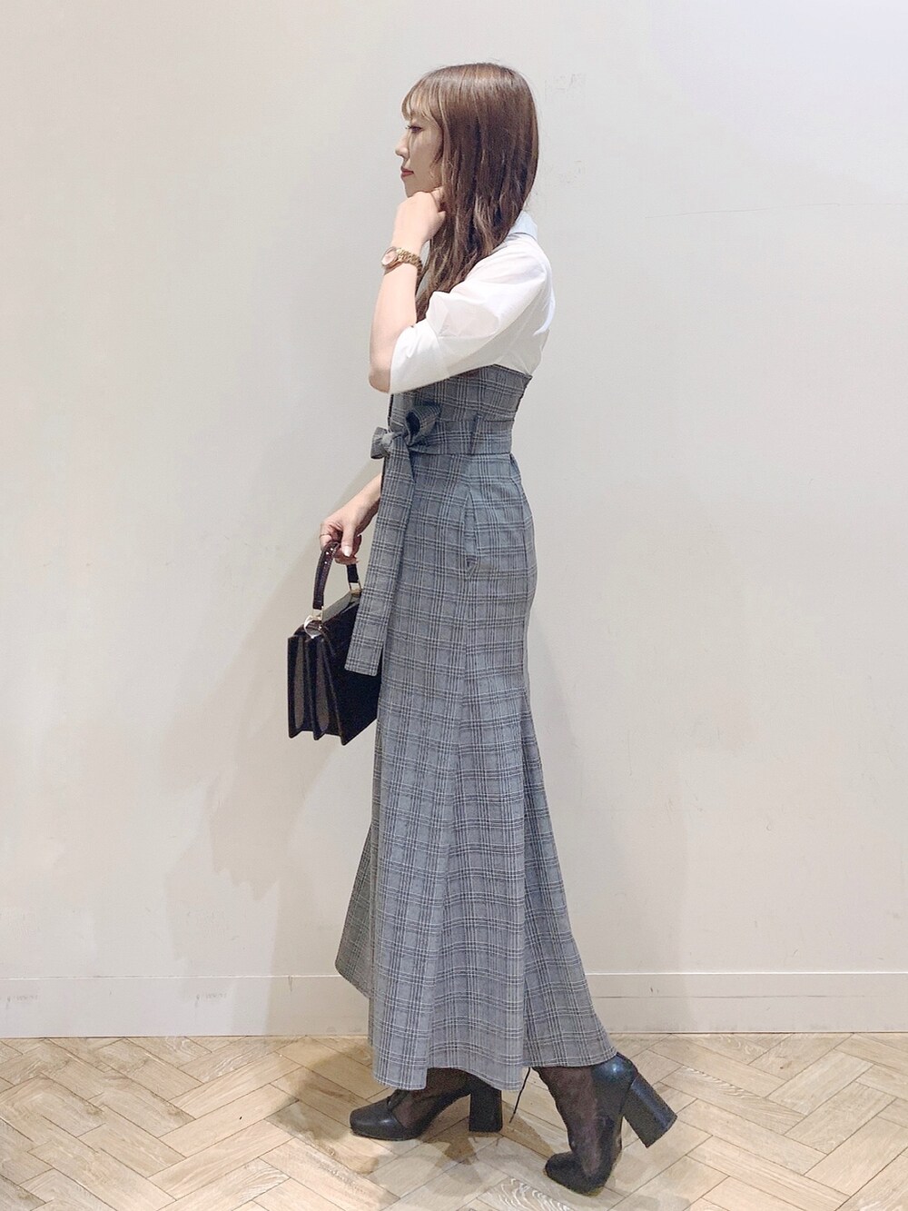 その他のワンピース、ブラウン系のハンドバッグ、ブラック系のブーツを着用したレディースの夏コーディネートの4枚目の写真