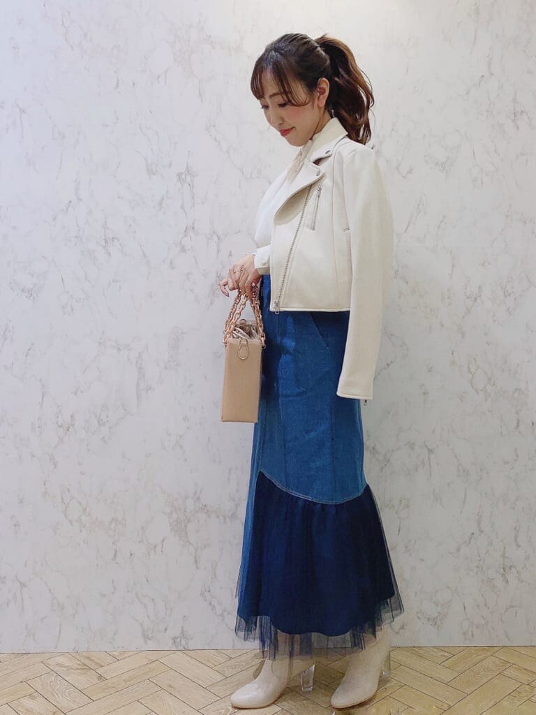 ベージュ系のその他シューズ、ブルー系のスカート、ホワイト系のシャツ/ブラウスを着用したレディースの冬コーディネートの7枚目の写真