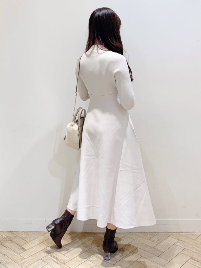 ブラウン系のブーツ、ブラウン系のその他アウター、ブラウン系のその他アウターを着用したレディースの秋コーディネートの4枚目の写真