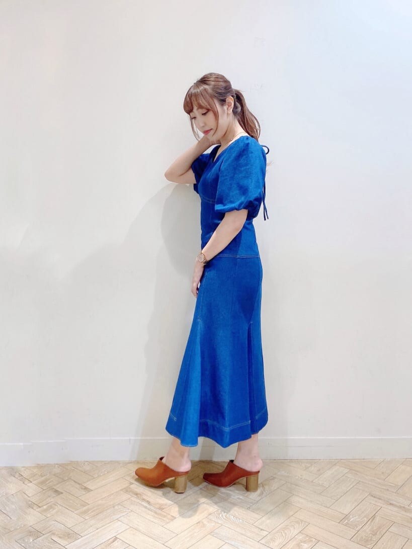 ブルー系のワンピース、ブラウン系のサンダル、ブラウン系のサンダルを着用したレディースの夏コーディネートの3枚目の写真