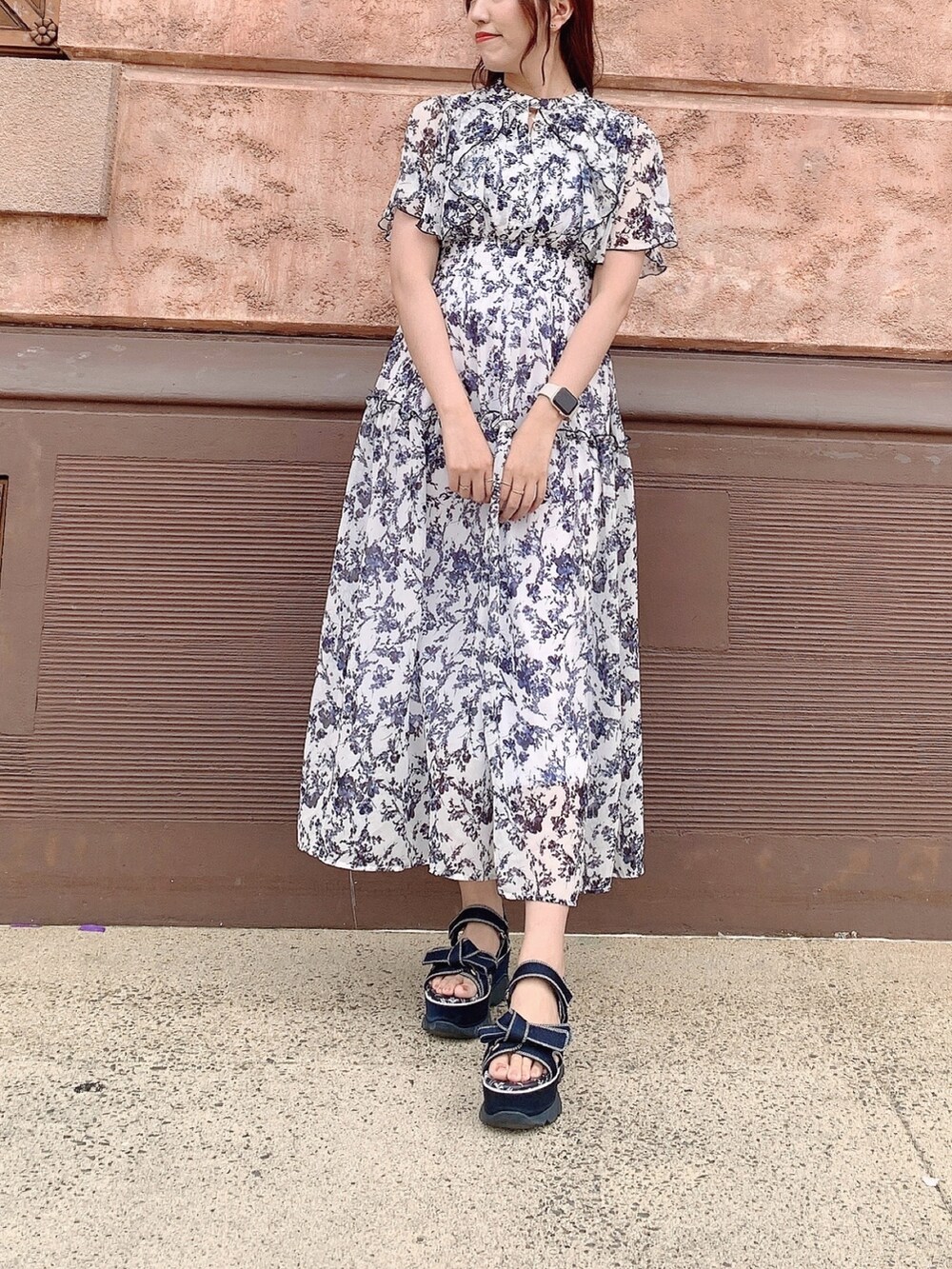 ホワイト系のワンピースを着用したレディースの夏コーディネートの2枚目の写真