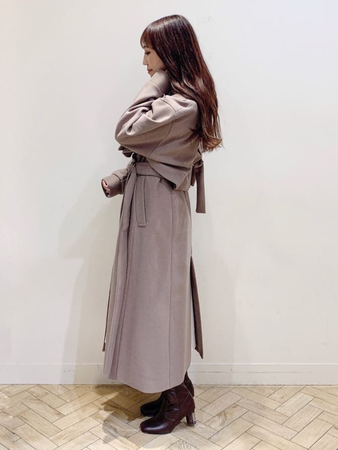 ブラウン系のブーツ、ブラウン系のその他アウター、ブラウン系のその他アウターを着用したレディースの秋コーディネートの9枚目の写真