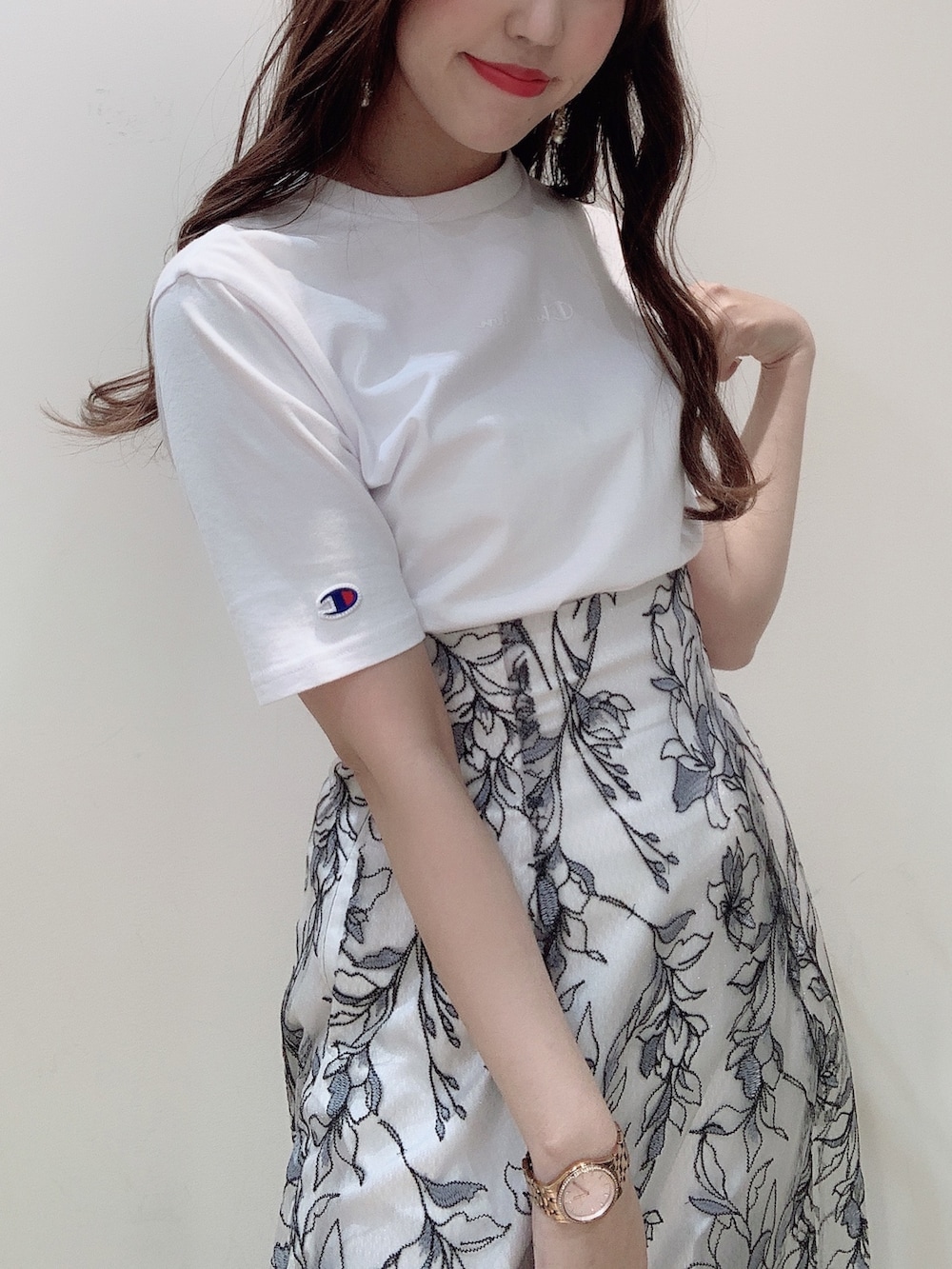ホワイト系のTシャツ/カットソー、グレー系のスカート、ブラック系のサンダルを着用したレディースの春コーディネートの7枚目の写真