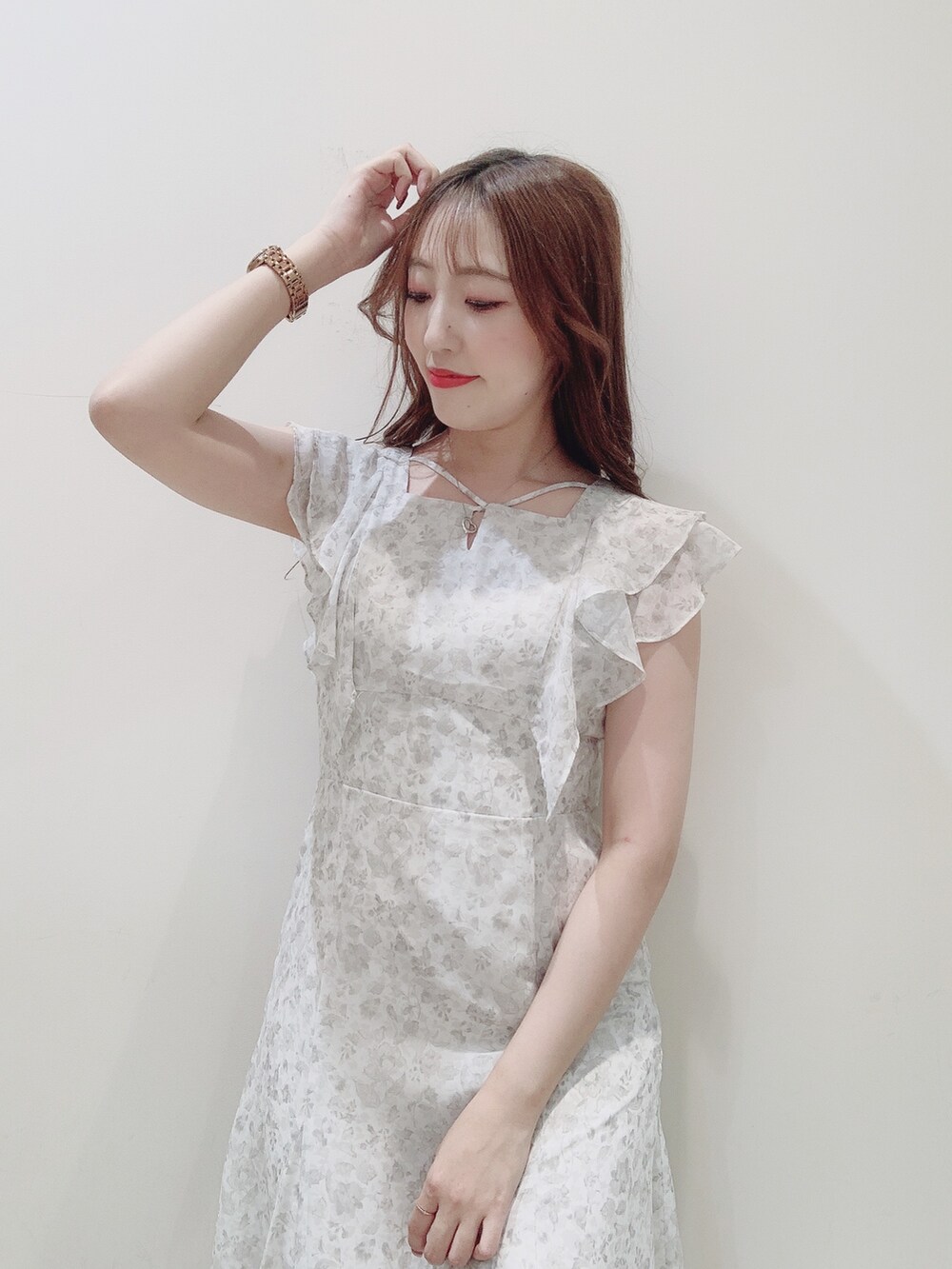 ホワイト系のワンピースを着用したレディースの夏コーディネートの6枚目の写真