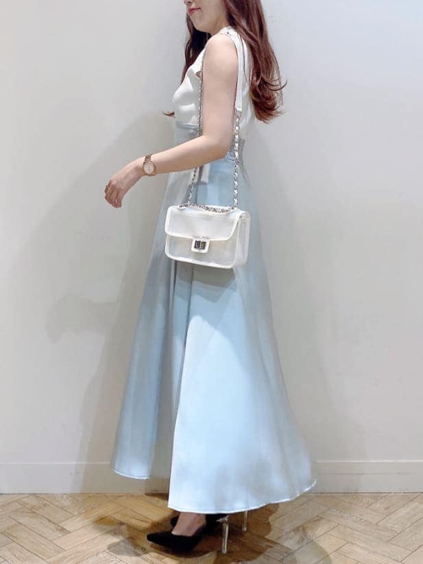 ブラック系のパンプス、グリーン系のワンピースを着用したレディースの夏コーディネートの7枚目の写真