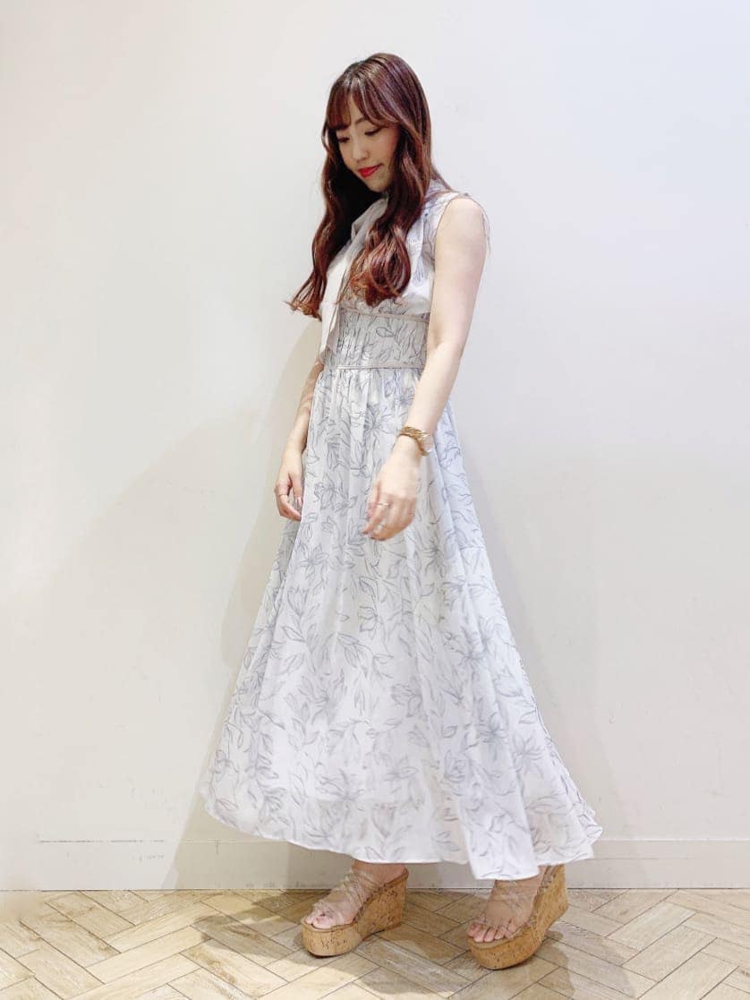 その他のサンダル、グレー系のワンピースを着用したレディースの夏コーディネートの2枚目の写真