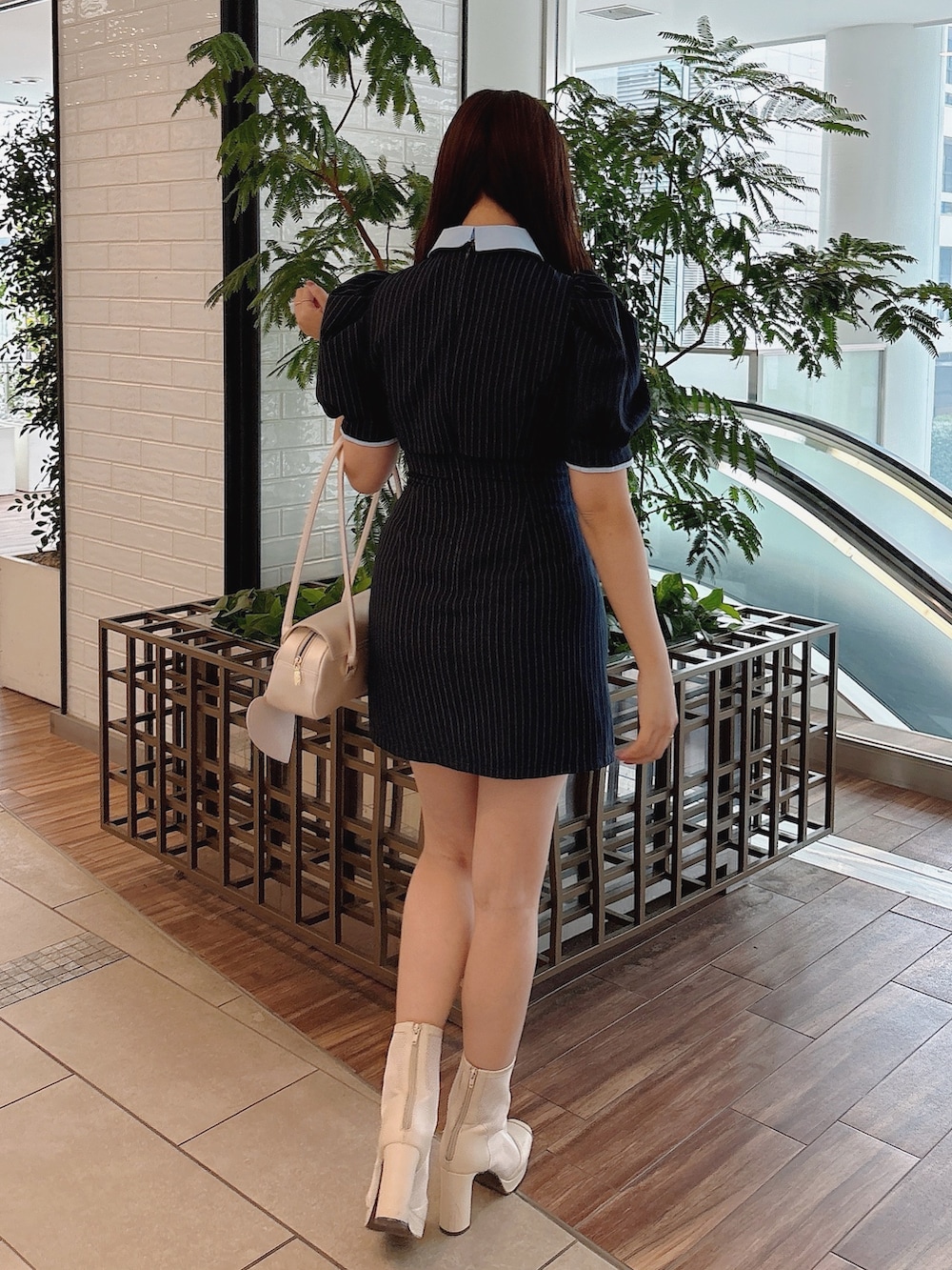 ホワイト系のブーツ、ブルー系のワンピースを着用したレディースの春コーディネートの4枚目の写真