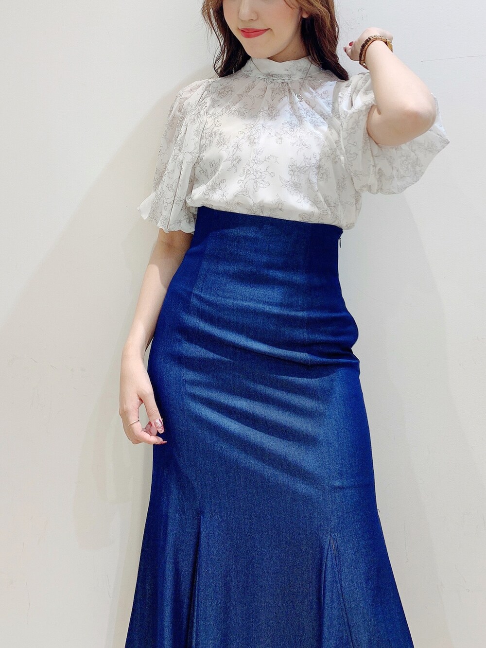 ブルー系のスカート、ベージュ系のシャツ/ブラウス、その他のサンダルを着用したレディースの夏コーディネートの8枚目の写真