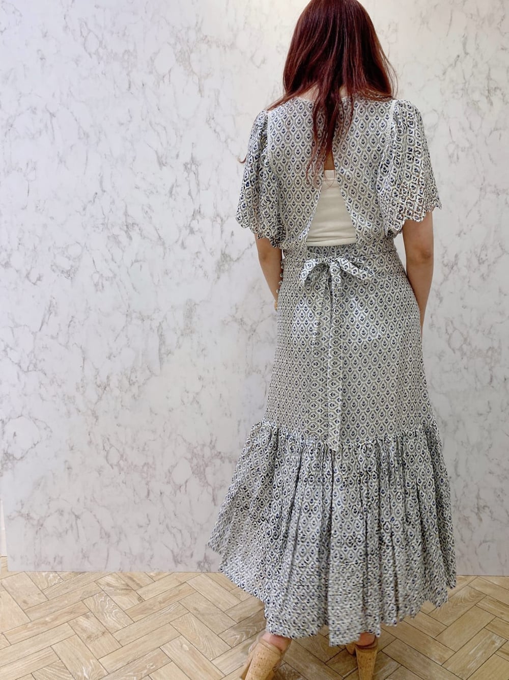 その他のサンダル、ブルー系のシャツ/ブラウス、ブルー系のスカートを着用したレディースの夏コーディネートの3枚目の写真