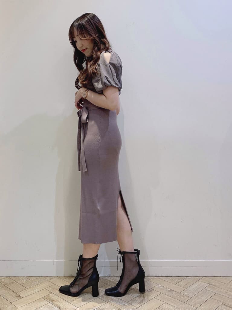 ブラック系のライダースジャケット、ブラック系のその他シューズ、ブラウン系のワンピースを着用したレディースの春コーディネートの3枚目の写真