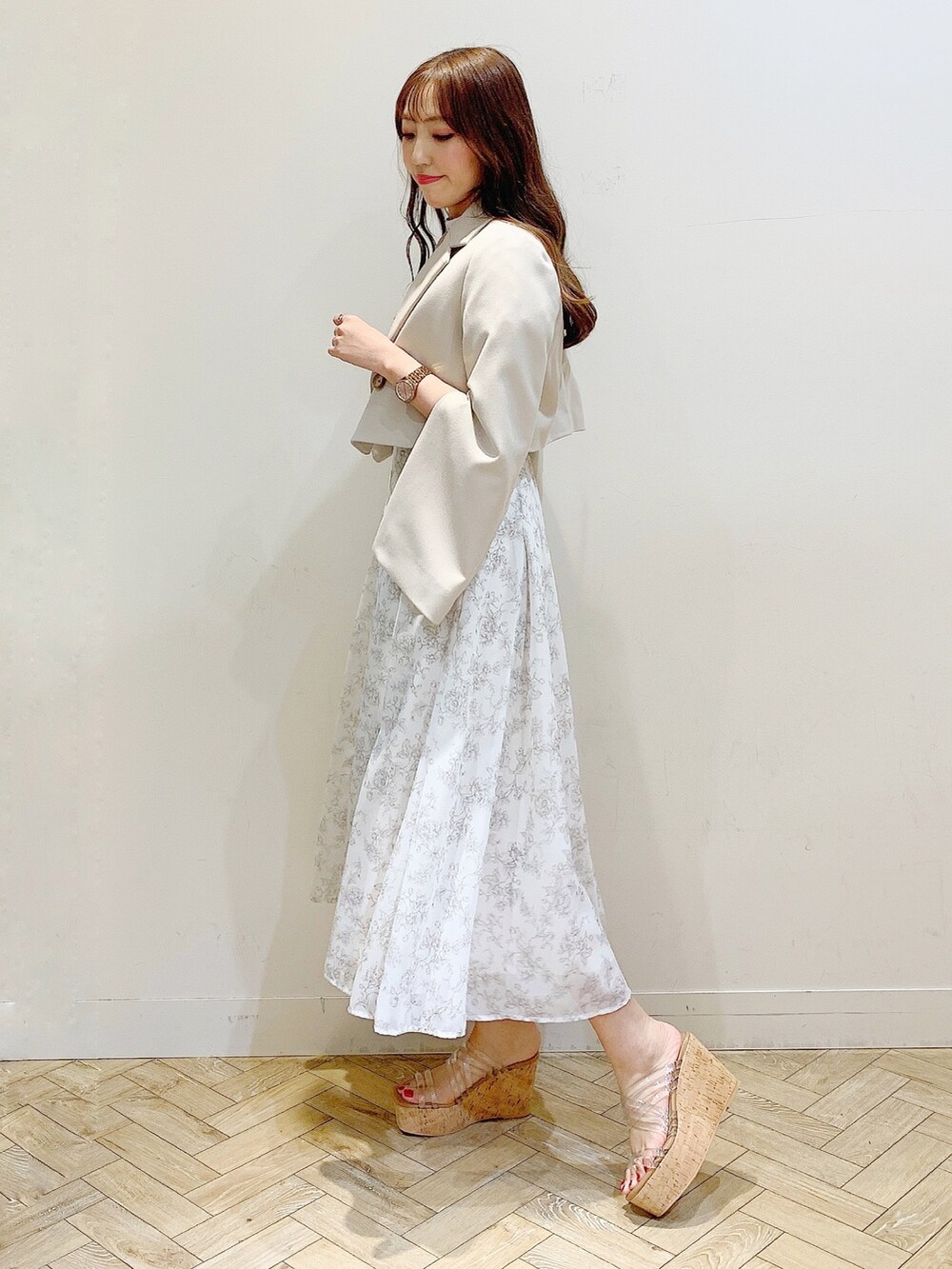 ベージュ系のワンピース、その他のサンダル、ベージュ系のテーラードジャケットを着用したレディースの春コーディネートの7枚目の写真