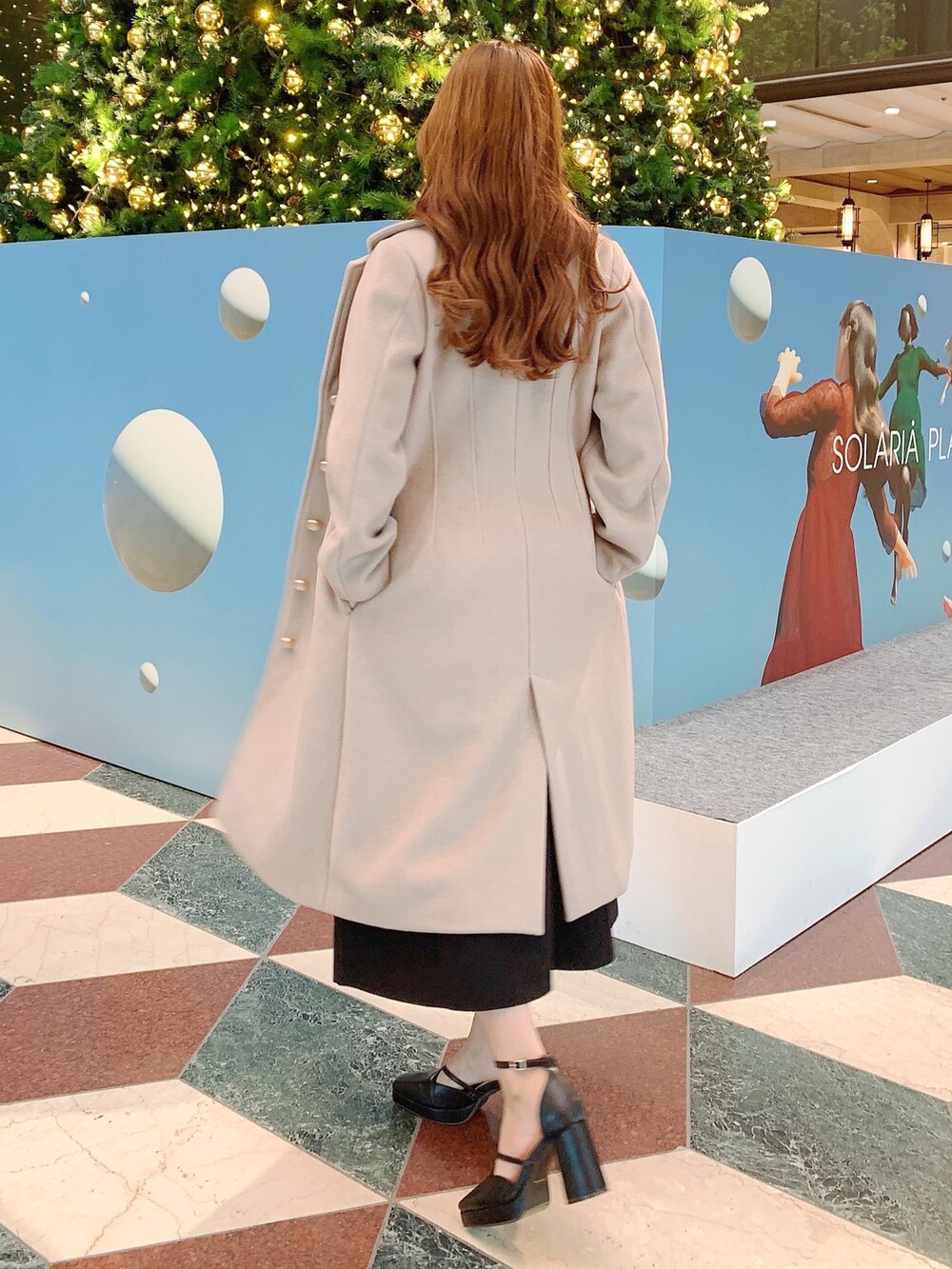 ブラック系のパンプス、ブラック系のワンピース、ベージュ系のその他アウターを着用したレディースの秋コーディネートの8枚目の写真