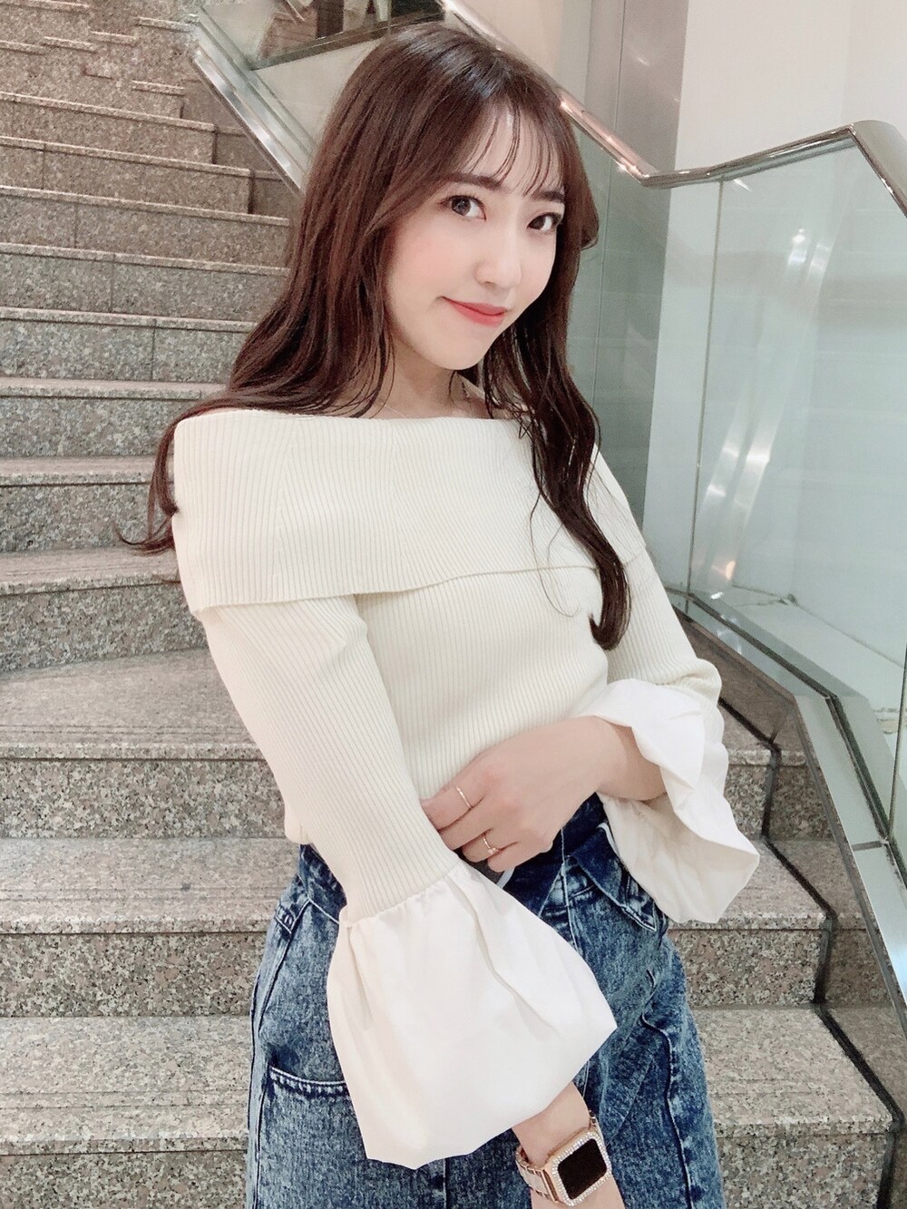 ホワイト系のニット/セーター、その他のデニムパンツ、ホワイト系のブーツを着用したレディースの冬コーディネートの7枚目の写真