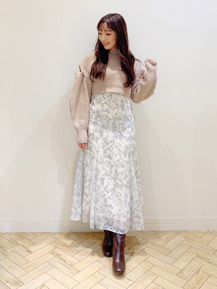 ブラウン系のブーツ、ピンク系のワンピース、ホワイト系のスカートを着用したレディースの秋コーディネートの3枚目の写真
