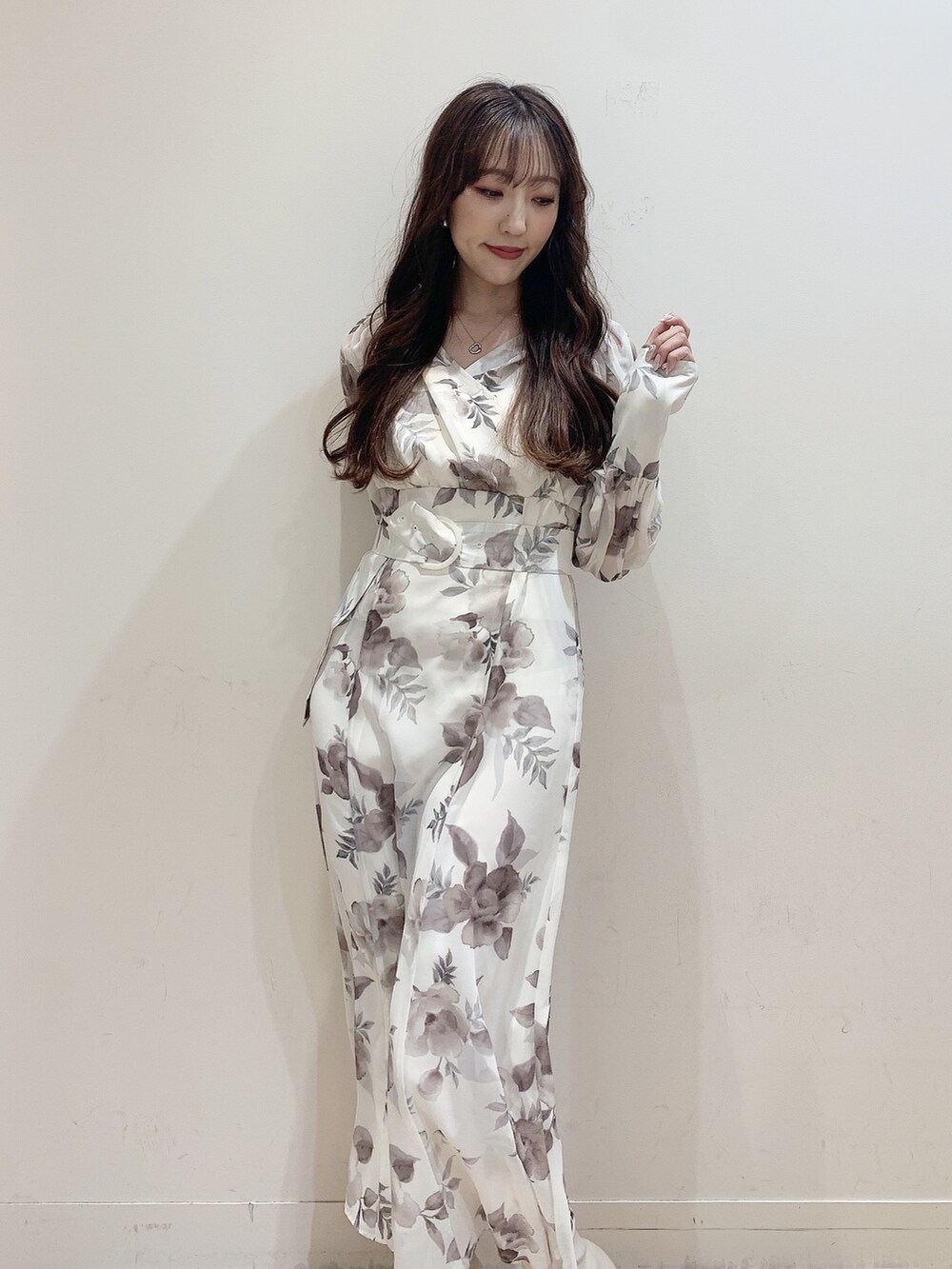 ホワイト系のブーツ、ホワイト系のワンピースを着用したレディースの冬コーディネートの9枚目の写真