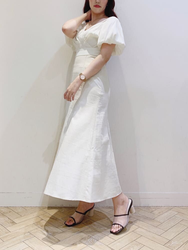 ホワイト系のワンピース、ブラウン系のサンダルを着用したレディースの春コーディネートの3枚目の写真