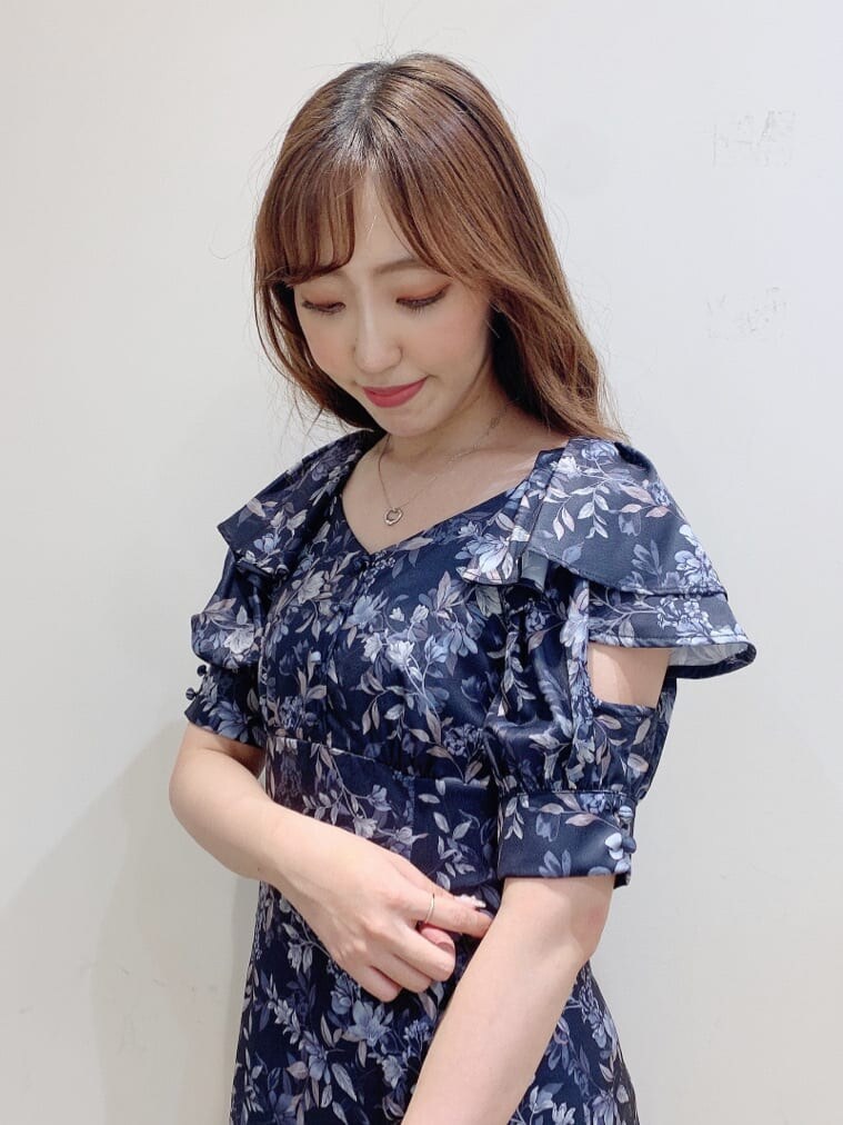 ホワイト系のブーツ、ブルー系のワンピースを着用したレディースの夏コーディネートの7枚目の写真