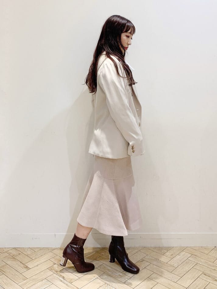 ホワイト系のシャツ/ブラウス、ブラウン系のブーツ、ピンク系のワンピースを着用したレディースの秋コーディネートの5枚目の写真