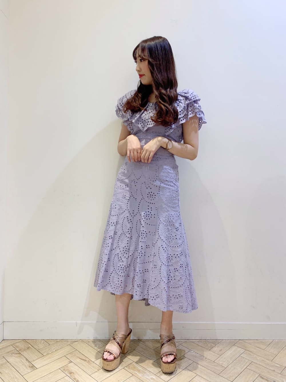 パープル系のシャツ/ブラウス、パープル系のスカート、パープル系のネックレスを着用したレディースの春コーディネートの2枚目の写真