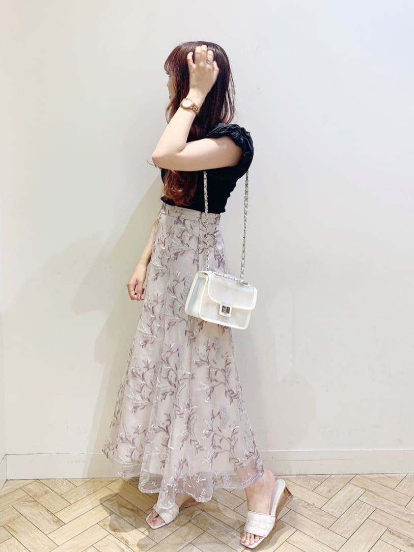 ホワイト系のサンダル、ピンク系のスカート、ブラック系のニット/セーターを着用したレディースの春コーディネートの2枚目の写真