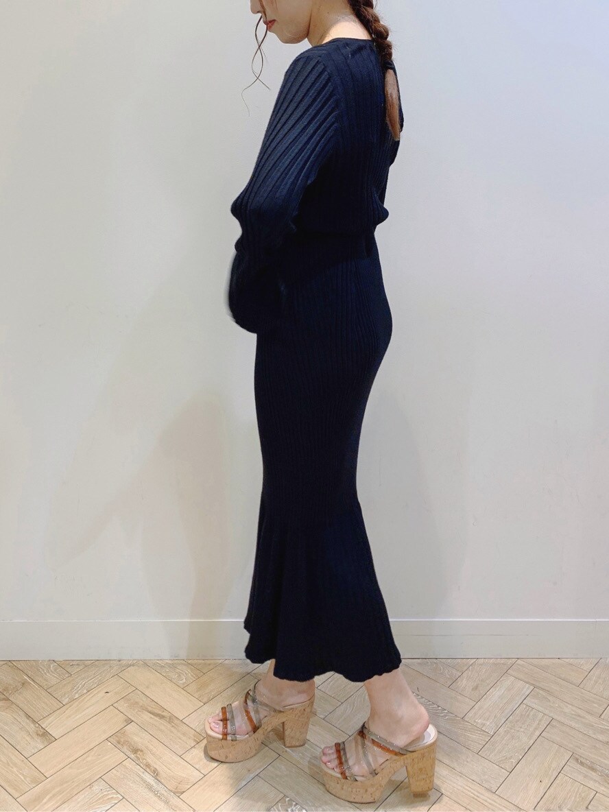 レッド系のハンドバッグ、ブラック系のスカート、グリーン系のサンダルを着用したレディースの春コーディネートの4枚目の写真