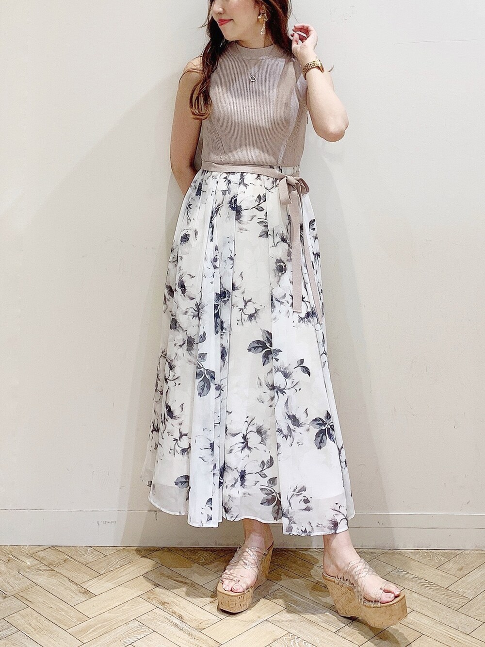 ベージュ系のワンピース、その他のサンダル、ホワイト系のカーディガン/ボレロを着用したレディースの春コーディネートの4枚目の写真