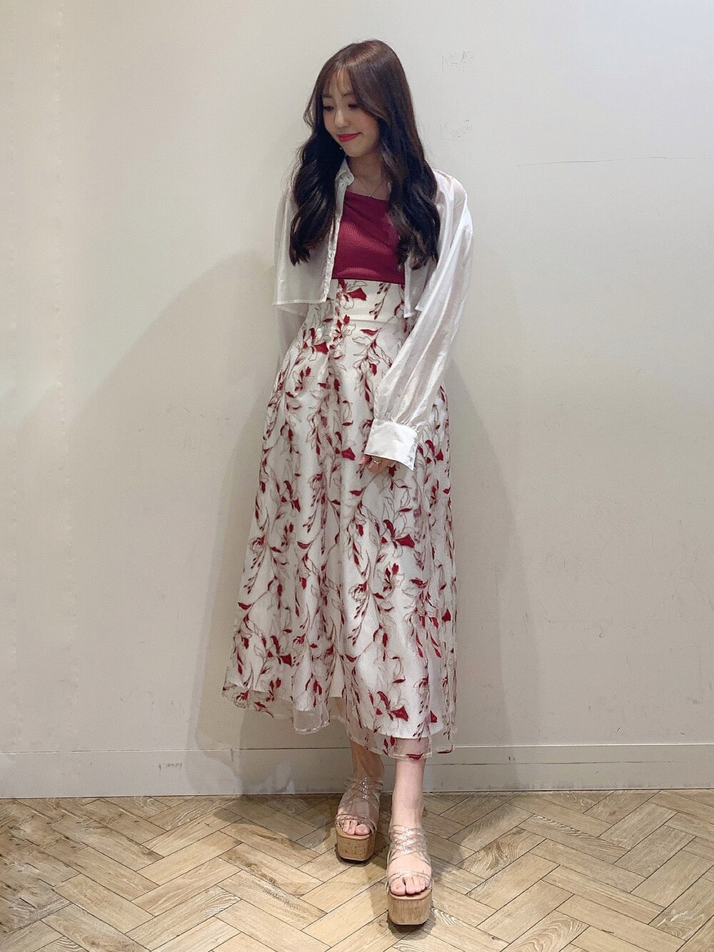 レッド系のスカート、ピンク系のニット/セーター、その他のサンダルを着用したレディースの春コーディネートの6枚目の写真