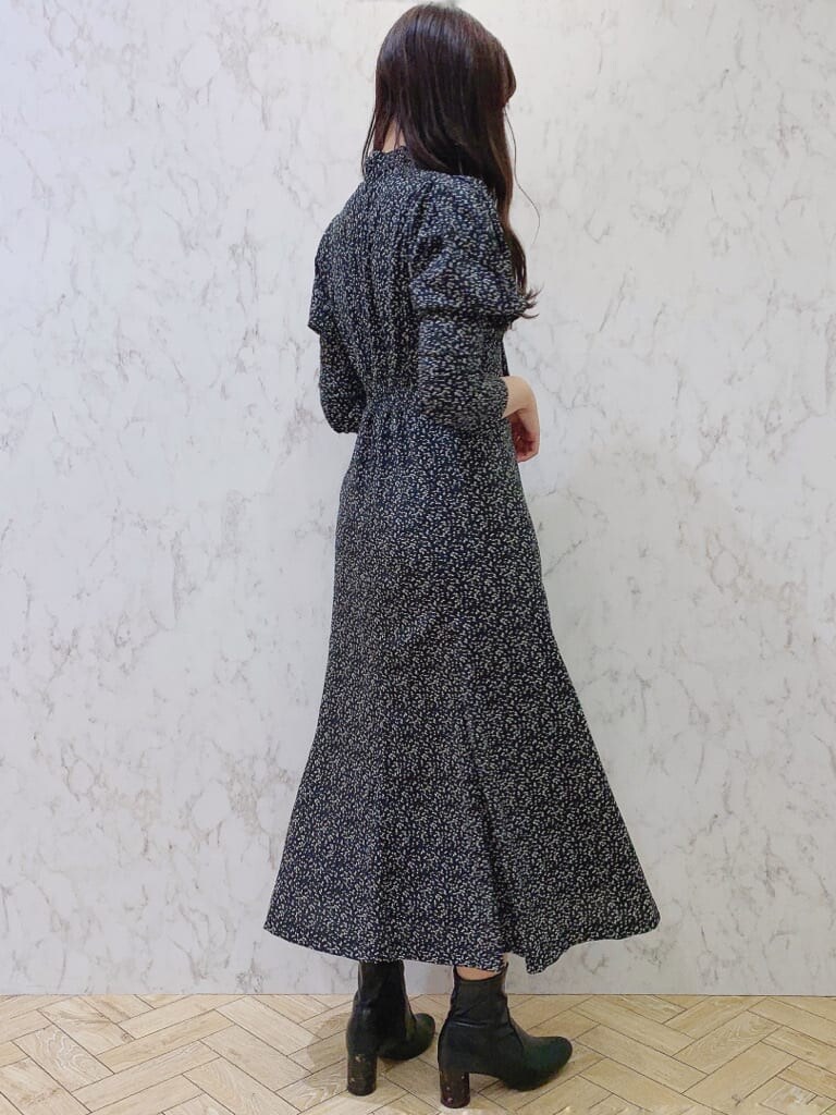 ブラック系のその他シューズ、ブラック系のワンピースを着用したレディースの冬コーディネートの5枚目の写真