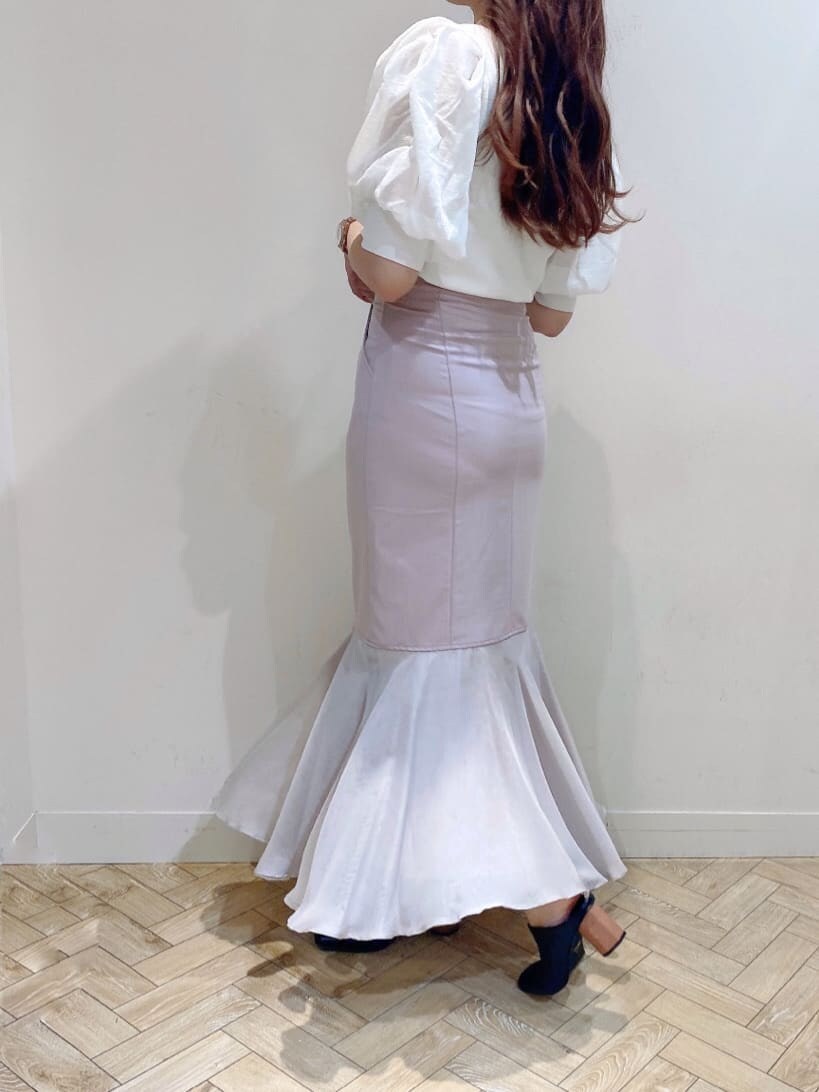 ブラック系のサンダル、ピンク系のスカート、ホワイト系のカーディガン/ボレロを着用したレディースの夏コーディネートの5枚目の写真