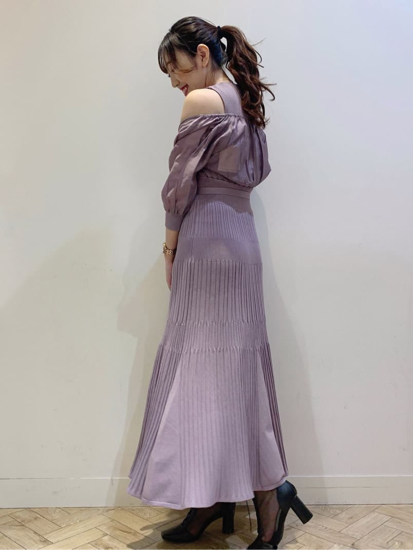 パープル系のワンピース、ブラック系のその他シューズを着用したレディースの春コーディネートの3枚目の写真