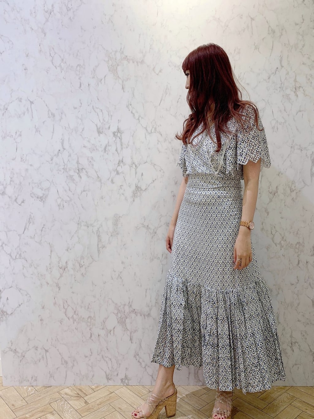 その他のサンダル、ブルー系のシャツ/ブラウス、ブルー系のスカートを着用したレディースの夏コーディネートの2枚目の写真