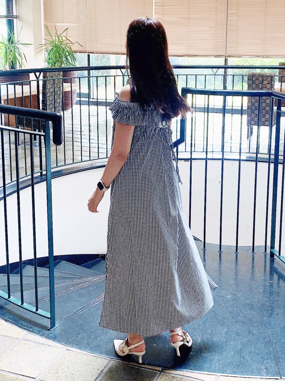 ブラック系のシャツワンピースを着用したレディースの夏コーディネートの6枚目の写真