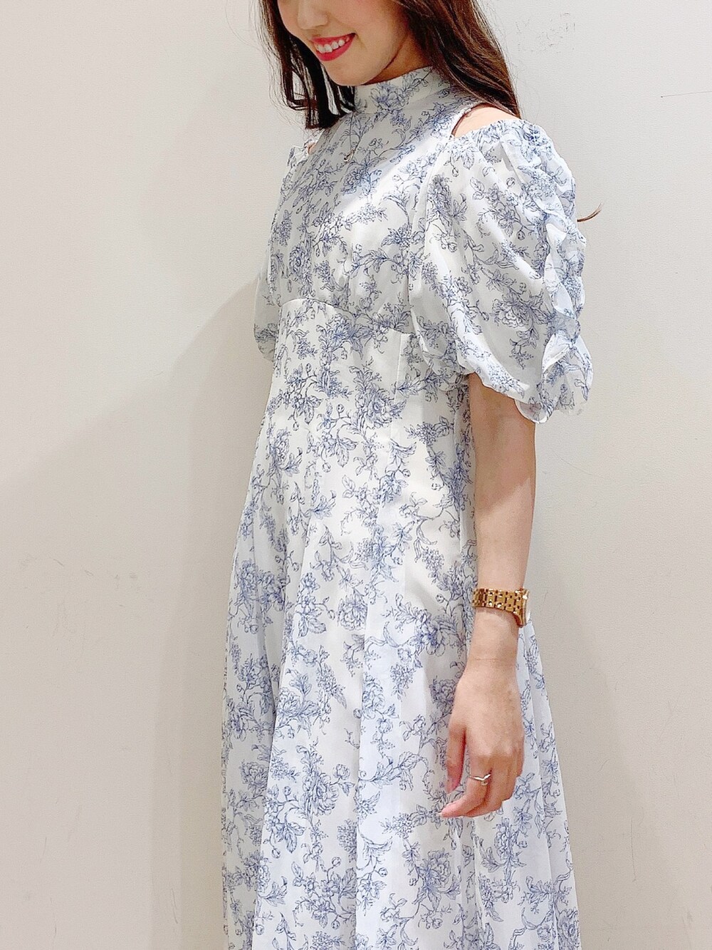 ブルー系のワンピース、その他のサンダルを着用したレディースの春コーディネートの7枚目の写真