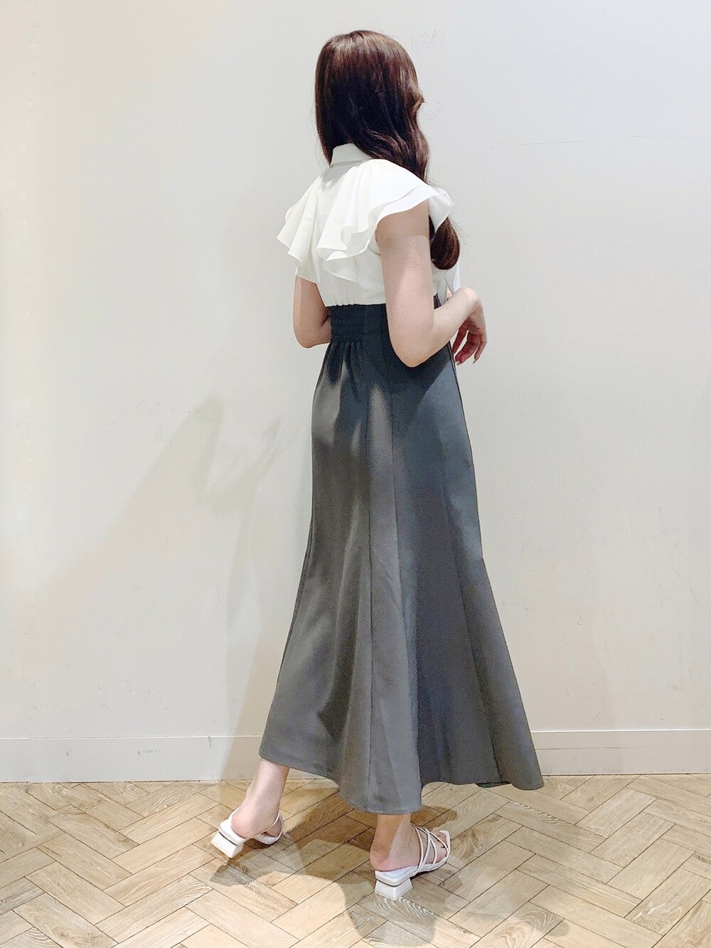 ブラウン系のワンピース、ホワイト系のサンダルを着用したレディースの春コーディネートの6枚目の写真