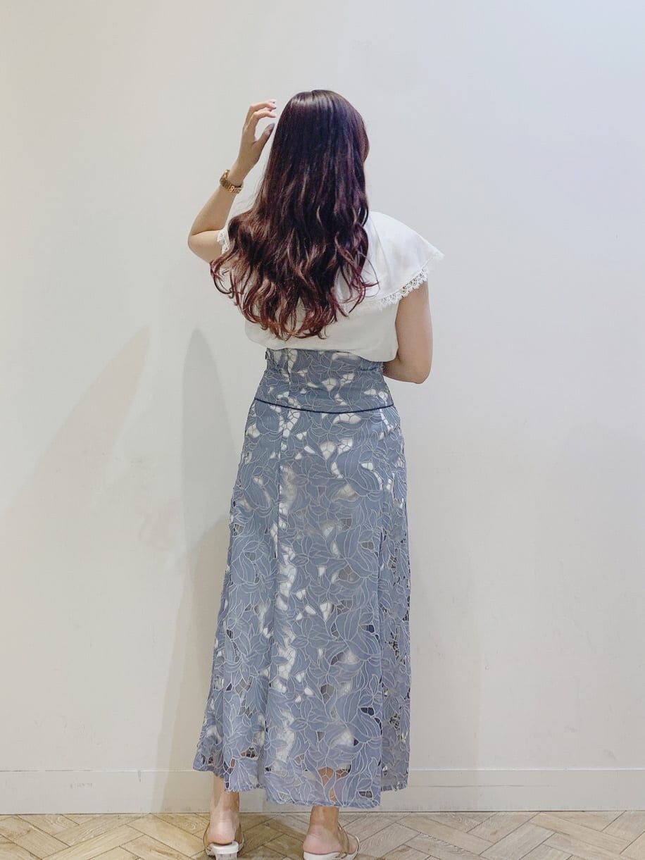 ホワイト系のシャツ/ブラウス、ホワイト系のキャミソール、ブルー系のスカートを着用したレディースの春コーディネートの3枚目の写真