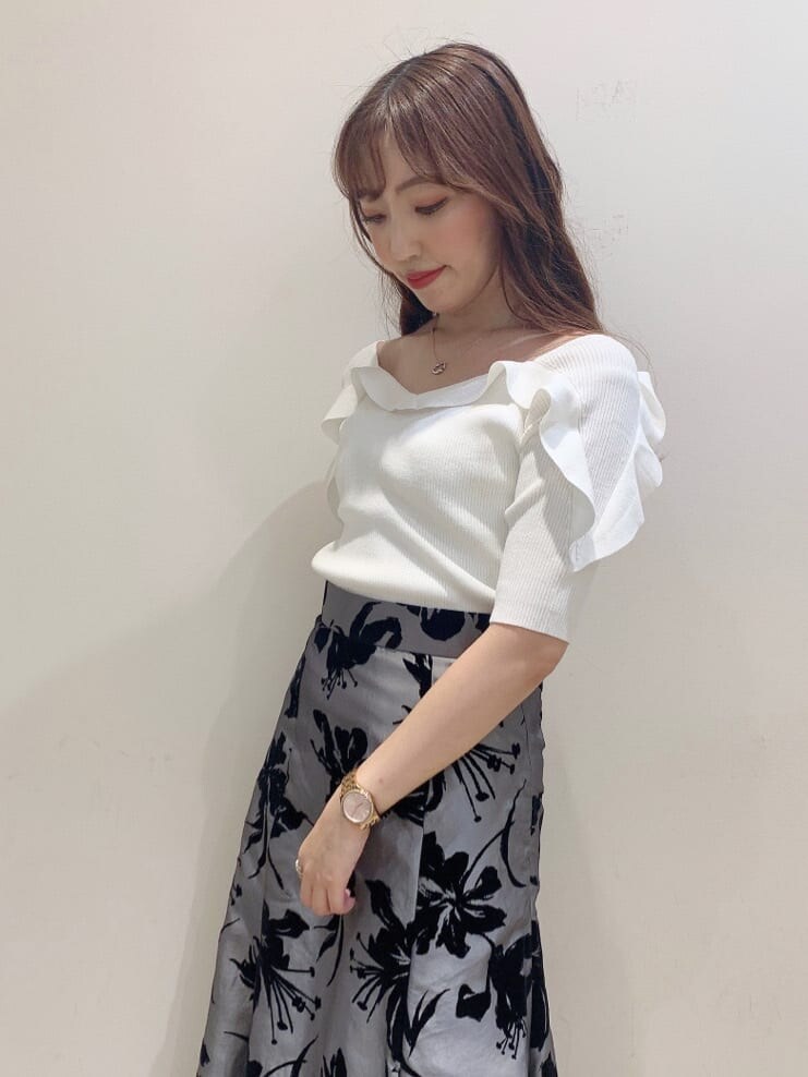 グレー系のスカート、ブラック系のサンダル、ホワイト系のニット/セーターを着用したレディースの夏コーディネートの8枚目の写真