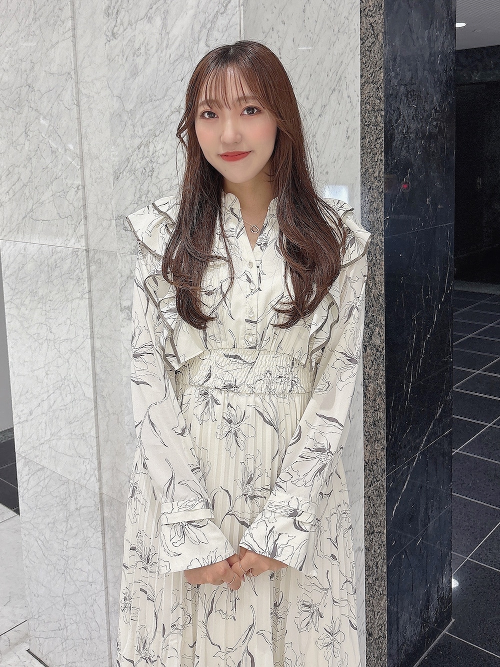 ホワイト系のワンピース、レッド系のパンプスを着用したレディースの秋コーディネートの7枚目の写真