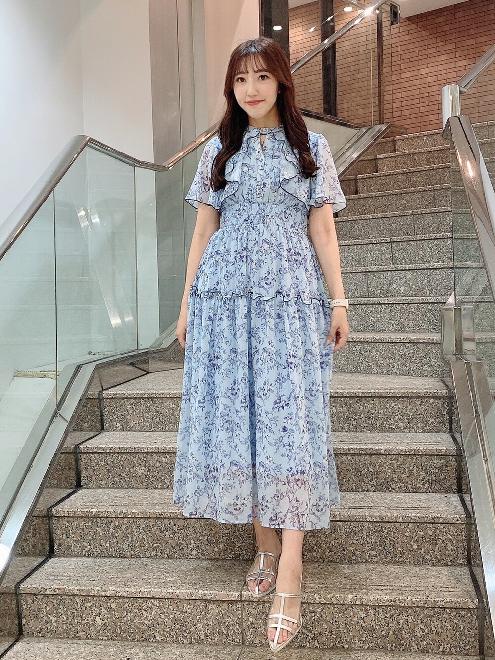 ブルー系のワンピース、シルバー系のパンプスを着用したレディースの夏コーディネートの3枚目の写真