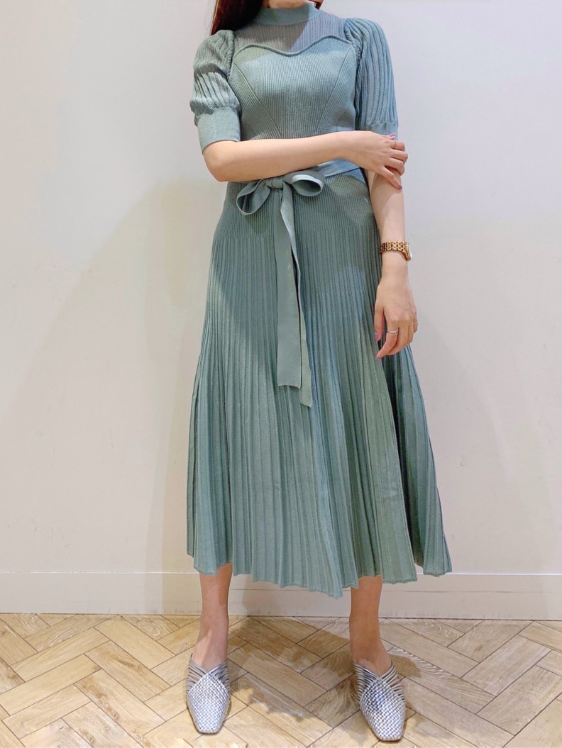 シルバー系のサンダル、ホワイト系のキャミソール、グリーン系のワンピースを着用したレディースの春コーディネートの2枚目の写真