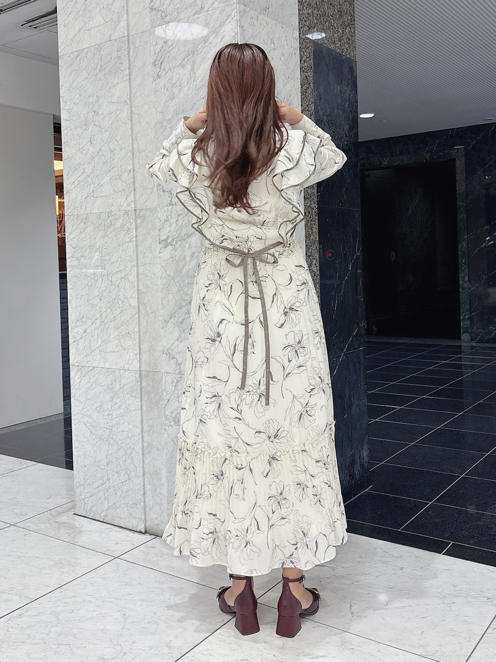 ホワイト系のワンピース、レッド系のパンプスを着用したレディースの秋コーディネートの5枚目の写真