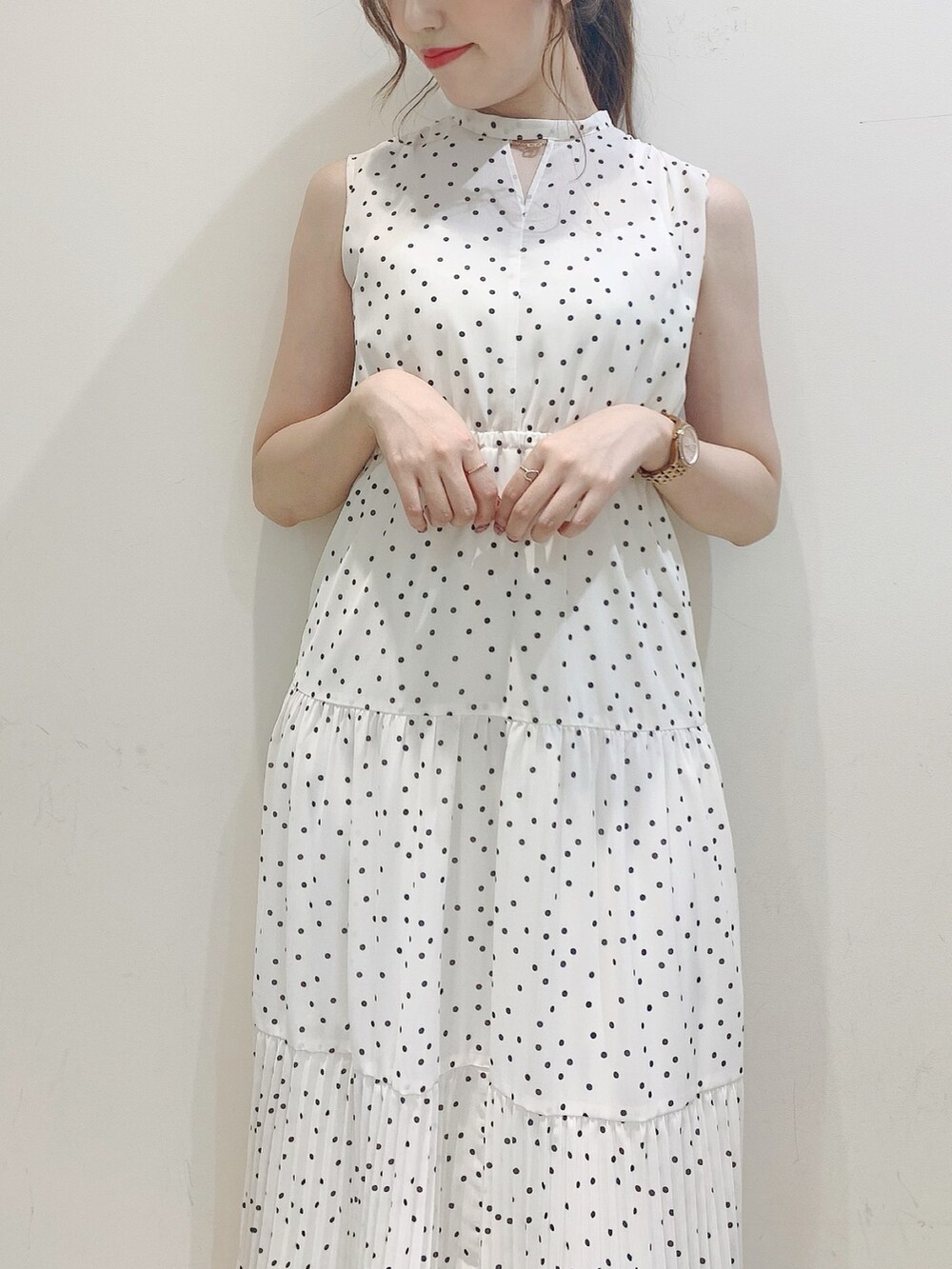 ホワイト系のワンピース、その他のサンダルを着用したレディースの夏コーディネートの6枚目の写真