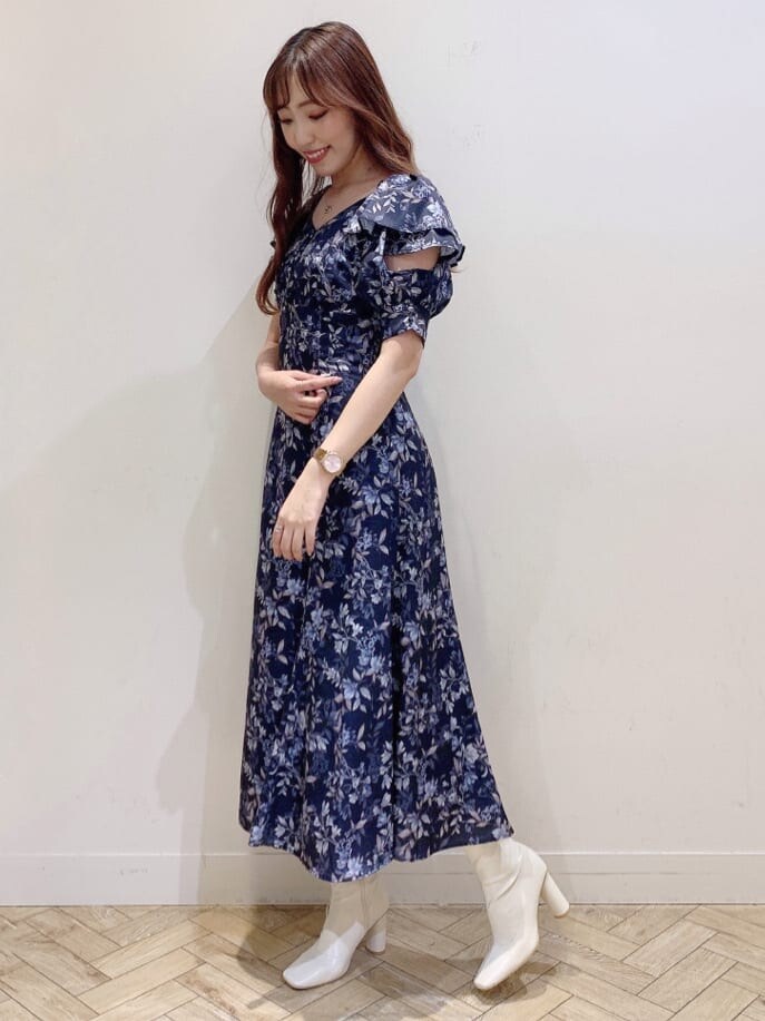 ホワイト系のブーツ、ブルー系のワンピースを着用したレディースの夏コーディネートの2枚目の写真